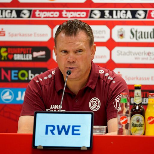 Pressekonferenz nach Rostock